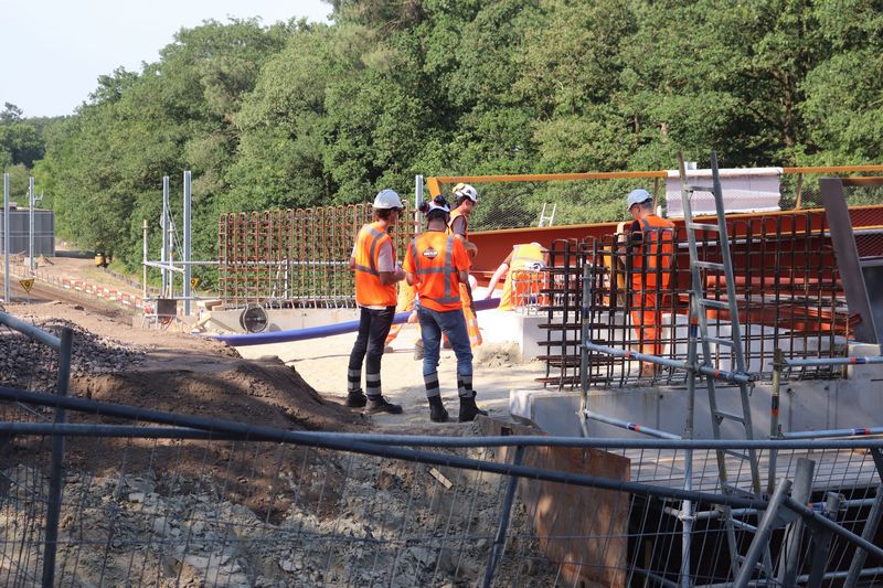 Plaatsing brug over de Maaslijn bij Molenhoek.